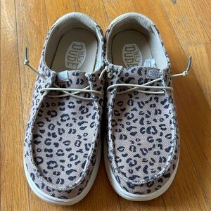 Hey Dude Wendy Rise Leo Women’s  Slip-Ons in Beige and Black